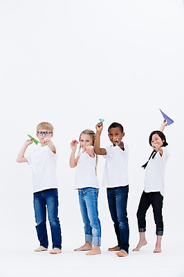 포토 JPG 스튜디오촬영 전신 서양인 여자 남자 어린이라이프 어린이 흑인 실내 서기 들기 동양인 여러명 앞모습 친구 글로벌 가리킴 종이비행기 국내포토 외국인 라이프스타일 뷰포인트 다수 관계 모션 사람 인종 손짓 내부 종이접기 파일형식
