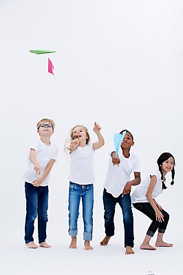 포토 JPG 스튜디오촬영 전신 서양인 여자 남자 어린이라이프 어린이 흑인 날리기 실내 서기 동양인 여러명 앞모습 친구 글로벌 던지기 종이비행기 국내포토 외국인 라이프스타일 뷰포인트 다수 관계 모션 사람 인종 내부 종이접기 파일형식