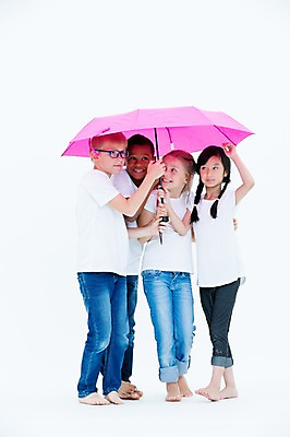 포토 JPG 스튜디오촬영 전신 서양인 여자 남자 어린이라이프 어린이 흑인 우산 실내 서기 웃음 들기 동양인 여러명 앞모습 친구 글로벌 국내포토 외국인 라이프스타일 뷰포인트 다수 관계 모션 표정 사람 인종 내부 파일형식