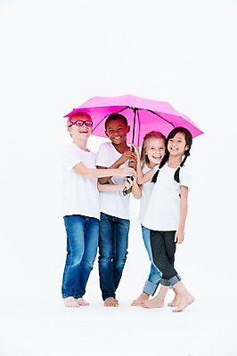 포토 JPG 스튜디오촬영 전신 서양인 여자 남자 어린이라이프 어린이 흑인 우산 실내 서기 웃음 들기 동양인 여러명 앞모습 친구 글로벌 국내포토 외국인 라이프스타일 뷰포인트 다수 관계 모션 표정 사람 인종 내부 파일형식