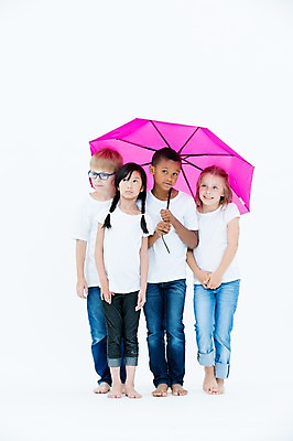 포토 JPG 스튜디오촬영 전신 서양인 여자 남자 어린이라이프 어린이 흑인 우산 실내 서기 들기 동양인 여러명 앞모습 친구 글로벌 국내포토 외국인 라이프스타일 뷰포인트 다수 관계 모션 사람 인종 내부 파일형식