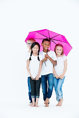 포토 JPG 스튜디오촬영 전신 서양인 여자 남자 어린이라이프 어린이 흑인 우산 실내 서기 웃음 들기 동양인 여러명 앞모습 친구 글로벌 국내포토 외국인 라이프스타일 뷰포인트 다수 관계 모션 표정 사람 인종 내부 파일형식