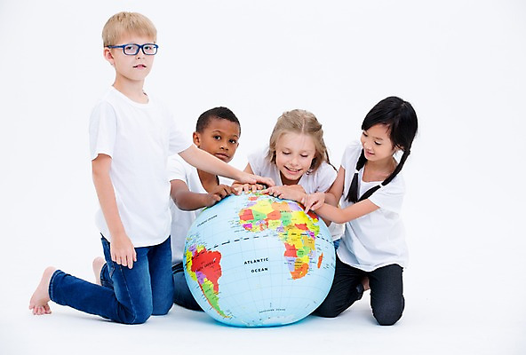 포토 JPG 스튜디오촬영 전신 서양인 여자 교육 남자 어린이라이프 어린이 흑인 협력 실내 앉기 동양인 여러명 친구 글로벌 지구본 국내포토 외국인 라이프스타일 다수 관계 모션 사람 인종 내부 파일형식