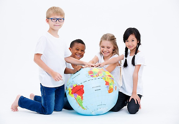 포토 JPG 스튜디오촬영 전신 서양인 여자 교육 남자 어린이라이프 어린이 흑인 협력 실내 웃음 앉기 동양인 여러명 친구 글로벌 지구본 국내포토 외국인 라이프스타일 다수 관계 모션 표정 사람 인종 내부 파일형식