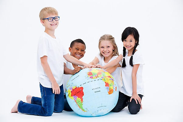 포토 JPG 스튜디오촬영 전신 서양인 여자 교육 남자 어린이라이프 어린이 흑인 협력 실내 웃음 들기 앉기 동양인 여러명 친구 글로벌 지구본 국내포토 외국인 라이프스타일 다수 관계 모션 표정 사람 인종 내부 파일형식