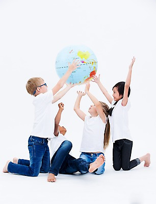 포토 JPG 스튜디오촬영 전신 서양인 여자 교육 남자 어린이라이프 어린이 흑인 협력 실내 들기 앉기 동양인 여러명 친구 글로벌 지구본 국내포토 외국인 라이프스타일 다수 관계 모션 사람 인종 내부 파일형식