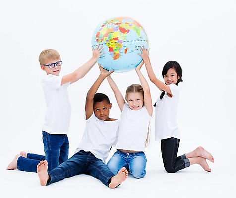 포토 JPG 스튜디오촬영 전신 서양인 여자 교육 남자 어린이라이프 어린이 흑인 협력 실내 웃음 들기 앉기 동양인 여러명 친구 글로벌 지구본 국내포토 외국인 라이프스타일 다수 관계 모션 표정 사람 인종 내부 파일형식
