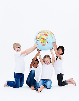 포토 JPG 스튜디오촬영 전신 서양인 여자 교육 남자 어린이라이프 어린이 흑인 협력 실내 웃음 들기 앉기 동양인 여러명 친구 글로벌 지구본 국내포토 외국인 라이프스타일 다수 관계 모션 표정 사람 인종 내부 파일형식