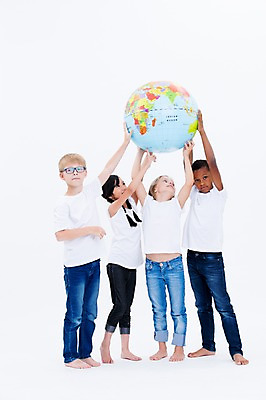 포토 JPG 스튜디오촬영 전신 서양인 여자 교육 남자 어린이라이프 어린이 흑인 협력 실내 서기 들기 동양인 여러명 친구 글로벌 지구본 국내포토 외국인 라이프스타일 다수 관계 모션 사람 인종 내부 파일형식