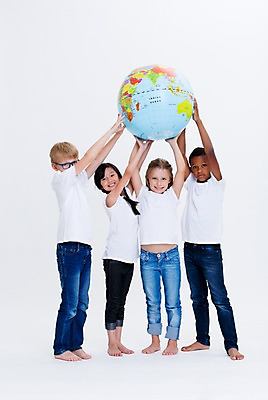 포토 JPG 스튜디오촬영 전신 서양인 여자 교육 남자 어린이라이프 어린이 흑인 협력 실내 서기 웃음 들기 동양인 여러명 친구 글로벌 지구본 국내포토 외국인 라이프스타일 다수 관계 모션 표정 사람 인종 내부 파일형식