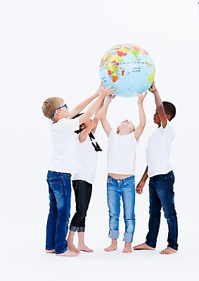 포토 JPG 스튜디오촬영 전신 서양인 여자 교육 남자 어린이라이프 어린이 흑인 협력 실내 서기 들기 동양인 여러명 친구 글로벌 지구본 올려보기 국내포토 외국인 라이프스타일 다수 관계 모션 사람 인종 내부 파일형식