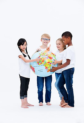 포토 JPG 스튜디오촬영 전신 서양인 여자 교육 남자 어린이라이프 어린이 흑인 협력 실내 서기 웃음 들기 동양인 여러명 친구 글로벌 지구본 국내포토 외국인 라이프스타일 다수 관계 모션 표정 사람 인종 내부 파일형식