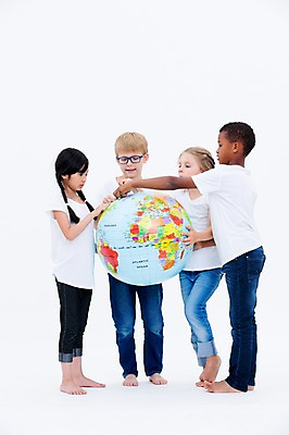 포토 JPG 스튜디오촬영 전신 서양인 여자 교육 남자 어린이라이프 어린이 흑인 실내 서기 들기 동양인 여러명 친구 글로벌 지구본 국내포토 외국인 라이프스타일 다수 관계 모션 사람 인종 내부 파일형식