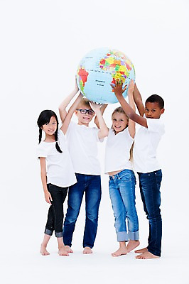 포토 JPG 스튜디오촬영 전신 서양인 여자 교육 남자 어린이라이프 어린이 흑인 실내 서기 웃음 들기 동양인 여러명 친구 글로벌 지구본 국내포토 외국인 라이프스타일 다수 관계 모션 표정 사람 인종 내부 파일형식