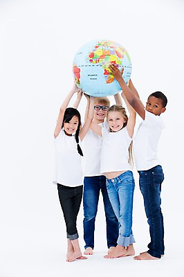 포토 JPG 스튜디오촬영 전신 서양인 여자 교육 남자 어린이라이프 어린이 흑인 실내 서기 웃음 들기 동양인 여러명 친구 글로벌 지구본 국내포토 외국인 라이프스타일 다수 관계 모션 표정 사람 인종 내부 파일형식