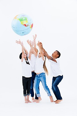 포토 JPG 스튜디오촬영 전신 서양인 여자 교육 남자 어린이라이프 어린이 흑인 실내 서기 동양인 여러명 친구 글로벌 지구본 국내포토 외국인 라이프스타일 다수 관계 모션 사람 인종 내부 파일형식