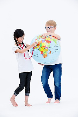 포토 JPG 스튜디오촬영 전신 서양인 여자 남자 어린이라이프 어린이 청진기 실내 서기 웃음 들기 동양인 두명 앞모습 친구 글로벌 지구본 자연보호 그린캠페인 국내포토 외국인 라이프스타일 캠페인 뷰포인트 관계 의료기기 모션 자연 표정 사람 인종 내부 보호 파일형식