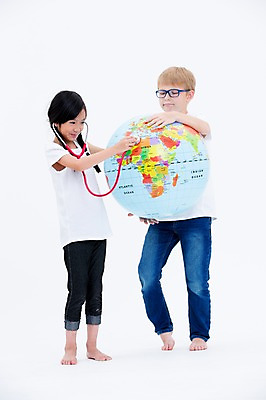 포토 JPG 스튜디오촬영 전신 서양인 여자 남자 어린이라이프 어린이 청진기 실내 서기 웃음 들기 동양인 두명 앞모습 친구 글로벌 지구본 자연보호 그린캠페인 국내포토 외국인 라이프스타일 캠페인 뷰포인트 관계 의료기기 모션 자연 표정 사람 인종 내부 보호 파일형식