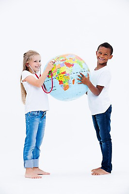 포토 JPG 스튜디오촬영 전신 서양인 여자 남자 어린이라이프 어린이 흑인 청진기 실내 서기 웃음 들기 두명 옆모습 친구 글로벌 지구본 자연보호 그린캠페인 국내포토 외국인 라이프스타일 캠페인 뷰포인트 관계 의료기기 모션 자연 표정 사람 내부 보호 파일형식