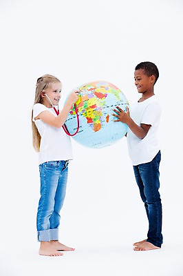 포토 JPG 스튜디오촬영 전신 서양인 여자 남자 어린이라이프 어린이 흑인 청진기 실내 서기 웃음 들기 두명 옆모습 친구 글로벌 지구본 자연보호 그린캠페인 국내포토 외국인 라이프스타일 캠페인 뷰포인트 관계 의료기기 모션 자연 표정 사람 내부 보호 파일형식