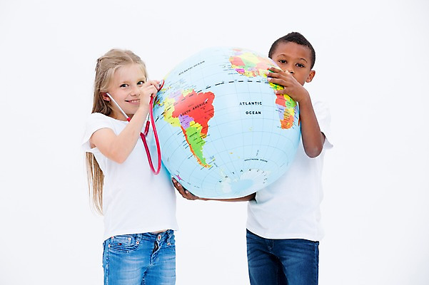 포토 JPG 스튜디오촬영 서양인 여자 남자 어린이라이프 어린이 흑인 청진기 실내 웃음 들기 상반신 두명 앞모습 친구 글로벌 지구본 자연보호 그린캠페인 국내포토 외국인 라이프스타일 캠페인 뷰포인트 관계 의료기기 모션 자연 표정 사람 내부 보호 파일형식