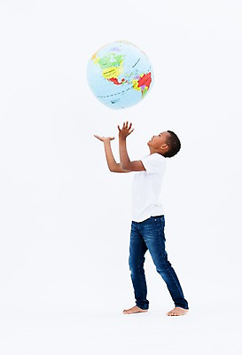 포토 JPG 스튜디오촬영 전신 서양인 교육 남자 어린이라이프 어린이 흑인 실내 한명 서기 옆모습 지구본 올려보기 국내포토 외국인 1 라이프스타일 뷰포인트 모션 사람 내부 파일형식