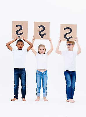 포토 JPG 스튜디오촬영 전신 서양인 배너 여자 남자 어린이라이프 어린이 흑인 사각프레임 광고판 알림판 실내 서기 웃음 들기 소녀 소년 앞모습 세명 친구 글로벌 머리위 어린이만 국내포토 외국인 라이프스타일 뷰포인트 관계 모션 프레임 표정 사람 내부 사각형 판 파일형식