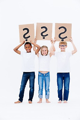 포토 JPG 스튜디오촬영 전신 서양인 배너 여자 남자 어린이라이프 어린이 흑인 사각프레임 광고판 알림판 실내 서기 웃음 들기 소녀 소년 앞모습 세명 친구 글로벌 머리위 어린이만 국내포토 외국인 라이프스타일 뷰포인트 관계 모션 프레임 표정 사람 내부 사각형 판 파일형식