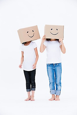 포토 JPG 스튜디오촬영 전신 서양인 여자 어린이라이프 어린이 모션 실내 서기 미소 동양인 두명 앞모습 친구 상자 글로벌 국내포토 외국인 라이프스타일 뷰포인트 관계 표정 사람 인종 내부 파일형식