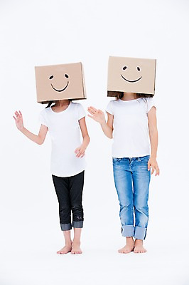 포토 JPG 스튜디오촬영 전신 서양인 여자 어린이라이프 어린이 모션 실내 서기 미소 동양인 두명 앞모습 친구 상자 글로벌 국내포토 외국인 라이프스타일 뷰포인트 관계 표정 사람 인종 내부 파일형식