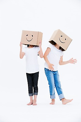 포토 JPG 스튜디오촬영 전신 서양인 여자 어린이라이프 어린이 모션 실내 서기 미소 동양인 두명 앞모습 친구 상자 글로벌 국내포토 외국인 라이프스타일 뷰포인트 관계 표정 사람 인종 내부 파일형식