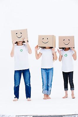 포토 JPG 스튜디오촬영 전신 서양인 여자 남자 어린이라이프 어린이 실내 서기 미소 동양인 앞모습 세명 친구 상자 글로벌 자연보호 그린캠페인 재활용 국내포토 외국인 라이프스타일 캠페인 뷰포인트 관계 모션 자연 표정 사람 인종 내부 보호 친환경 파일형식