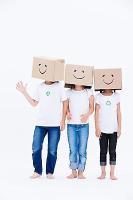 포토 JPG 스튜디오촬영 전신 서양인 여자 남자 어린이라이프 어린이 실내 서기 미소 동양인 앞모습 세명 친구 상자 글로벌 자연보호 그린캠페인 재활용 국내포토 외국인 라이프스타일 캠페인 뷰포인트 관계 모션 자연 표정 사람 인종 내부 보호 친환경 파일형식