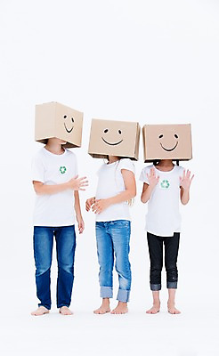 포토 JPG 스튜디오촬영 전신 서양인 여자 남자 어린이라이프 어린이 실내 서기 미소 동양인 앞모습 세명 친구 상자 글로벌 자연보호 그린캠페인 재활용 국내포토 외국인 라이프스타일 캠페인 뷰포인트 관계 모션 자연 표정 사람 인종 내부 보호 친환경 파일형식