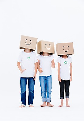 포토 JPG 스튜디오촬영 전신 서양인 여자 남자 어린이라이프 어린이 실내 서기 미소 동양인 앞모습 세명 친구 상자 글로벌 자연보호 그린캠페인 재활용 국내포토 외국인 라이프스타일 캠페인 뷰포인트 관계 모션 자연 표정 사람 인종 내부 보호 친환경 파일형식