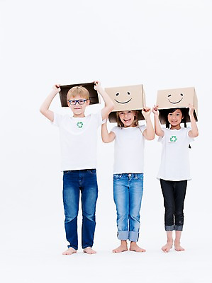 포토 JPG 스튜디오촬영 전신 서양인 여자 남자 어린이라이프 어린이 실내 서기 미소 웃음 동양인 앞모습 세명 친구 상자 글로벌 자연보호 그린캠페인 재활용 국내포토 외국인 라이프스타일 캠페인 뷰포인트 관계 모션 자연 표정 사람 인종 내부 보호 친환경 파일형식