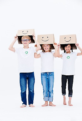 포토 JPG 스튜디오촬영 전신 서양인 여자 남자 어린이라이프 어린이 실내 서기 미소 웃음 동양인 앞모습 세명 친구 상자 글로벌 자연보호 그린캠페인 재활용 국내포토 외국인 라이프스타일 캠페인 뷰포인트 관계 모션 자연 표정 사람 인종 내부 보호 친환경 파일형식