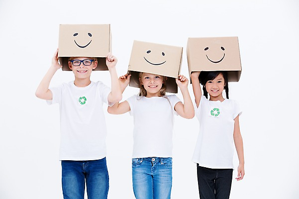 포토 JPG 스튜디오촬영 서양인 여자 남자 어린이라이프 어린이 실내 서기 미소 웃음 동양인 상반신 앞모습 세명 친구 상자 글로벌 자연보호 그린캠페인 재활용 국내포토 외국인 라이프스타일 캠페인 뷰포인트 관계 모션 자연 표정 사람 인종 내부 보호 친환경 파일형식
