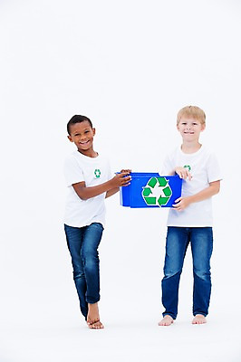 포토 JPG 스튜디오촬영 전신 서양인 남자 어린이라이프 어린이 흑인 실내 서기 웃음 들기 두명 앞모습 친구 글로벌 자연보호 그린캠페인 재활용 분리수거 분리수거함 국내포토 외국인 라이프스타일 캠페인 뷰포인트 관계 모션 자연 표정 사람 내부 보호 친환경 수거함 파일형식