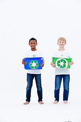 포토 JPG 스튜디오촬영 전신 서양인 남자 어린이라이프 어린이 흑인 실내 서기 웃음 들기 두명 앞모습 친구 글로벌 자연보호 그린캠페인 재활용 분리수거 분리수거함 국내포토 외국인 라이프스타일 캠페인 뷰포인트 관계 모션 자연 표정 사람 내부 보호 친환경 수거함 파일형식