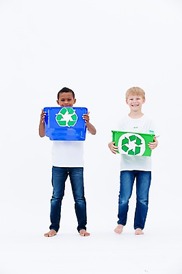 포토 JPG 스튜디오촬영 전신 서양인 남자 어린이라이프 어린이 흑인 실내 서기 웃음 들기 두명 앞모습 친구 글로벌 자연보호 그린캠페인 재활용 분리수거 분리수거함 국내포토 외국인 라이프스타일 캠페인 뷰포인트 관계 모션 자연 표정 사람 내부 보호 친환경 수거함 파일형식