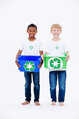 포토 JPG 스튜디오촬영 전신 서양인 남자 어린이라이프 어린이 흑인 실내 서기 웃음 들기 두명 앞모습 친구 글로벌 자연보호 그린캠페인 재활용 분리수거 분리수거함 국내포토 외국인 라이프스타일 캠페인 뷰포인트 관계 모션 자연 표정 사람 내부 보호 친환경 수거함 파일형식
