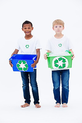 포토 JPG 스튜디오촬영 전신 서양인 남자 어린이라이프 어린이 흑인 실내 서기 웃음 들기 두명 앞모습 친구 글로벌 자연보호 그린캠페인 재활용 분리수거 분리수거함 국내포토 외국인 라이프스타일 캠페인 뷰포인트 관계 모션 자연 표정 사람 내부 보호 친환경 수거함 파일형식