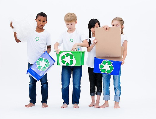 포토 JPG 스튜디오촬영 전신 서양인 여자 남자 어린이라이프 종이 어린이 흑인 실내 서기 들기 동양인 여러명 앞모습 친구 글로벌 자연보호 그린캠페인 재활용 분리수거 페트병 비닐 분리수거함 국내포토 외국인 라이프스타일 캠페인 뷰포인트 다수 관계 모션 자연 재질 사람 인종 내부 보호 친환경 수거함 병_담는 파일형식