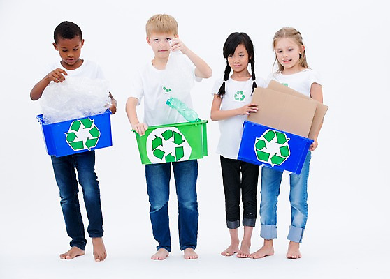포토 JPG 스튜디오촬영 전신 서양인 여자 남자 어린이라이프 종이 어린이 흑인 실내 서기 들기 동양인 여러명 앞모습 친구 글로벌 자연보호 그린캠페인 재활용 분리수거 페트병 비닐 분리수거함 국내포토 외국인 라이프스타일 캠페인 뷰포인트 다수 관계 모션 자연 재질 사람 인종 내부 보호 친환경 수거함 병_담는 파일형식