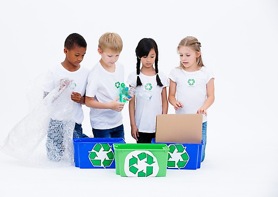 포토 JPG 스튜디오촬영 전신 서양인 여자 남자 어린이라이프 종이 어린이 흑인 실내 앉기 동양인 여러명 앞모습 친구 글로벌 자연보호 그린캠페인 재활용 분리수거 페트병 비닐 분리수거함 국내포토 외국인 라이프스타일 캠페인 뷰포인트 다수 관계 모션 자연 재질 사람 인종 내부 보호 친환경 수거함 병_담는 파일형식