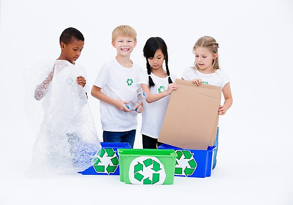 포토 JPG 스튜디오촬영 전신 서양인 여자 남자 어린이라이프 종이 어린이 흑인 실내 웃음 앉기 동양인 여러명 앞모습 친구 글로벌 자연보호 그린캠페인 재활용 분리수거 페트병 비닐 분리수거함 국내포토 외국인 라이프스타일 캠페인 뷰포인트 다수 관계 모션 자연 재질 표정 사람 인종 내부 보호 친환경 수거함 병_담는 파일형식