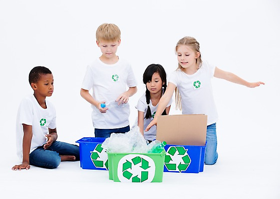 포토 JPG 스튜디오촬영 전신 서양인 여자 남자 어린이라이프 종이 어린이 흑인 실내 앉기 동양인 여러명 앞모습 친구 글로벌 자연보호 그린캠페인 재활용 분리수거 페트병 비닐 분리수거함 국내포토 외국인 라이프스타일 캠페인 뷰포인트 다수 관계 모션 자연 재질 사람 인종 내부 보호 친환경 수거함 병_담는 파일형식