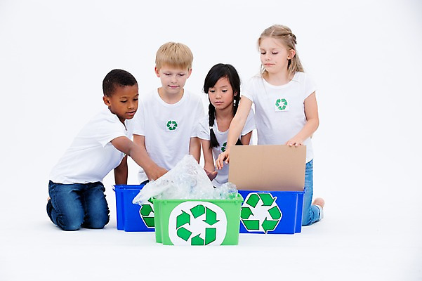 포토 JPG 스튜디오촬영 전신 서양인 여자 남자 어린이라이프 종이 어린이 흑인 실내 앉기 동양인 여러명 앞모습 친구 글로벌 자연보호 그린캠페인 재활용 분리수거 페트병 비닐 분리수거함 국내포토 외국인 라이프스타일 캠페인 뷰포인트 다수 관계 모션 자연 재질 사람 인종 내부 보호 친환경 수거함 병_담는 파일형식