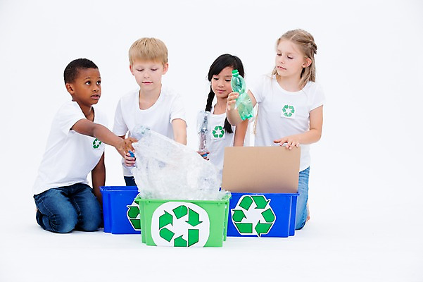 포토 JPG 스튜디오촬영 전신 서양인 여자 남자 어린이라이프 종이 어린이 흑인 실내 앉기 동양인 여러명 앞모습 친구 글로벌 자연보호 그린캠페인 재활용 분리수거 페트병 비닐 분리수거함 국내포토 외국인 라이프스타일 캠페인 뷰포인트 다수 관계 모션 자연 재질 사람 인종 내부 보호 친환경 수거함 병_담는 파일형식